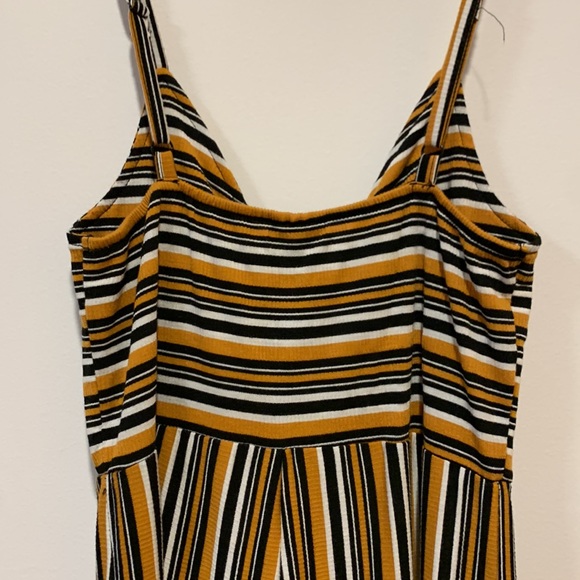 Jumpsuit size small - Picture 3 of 3